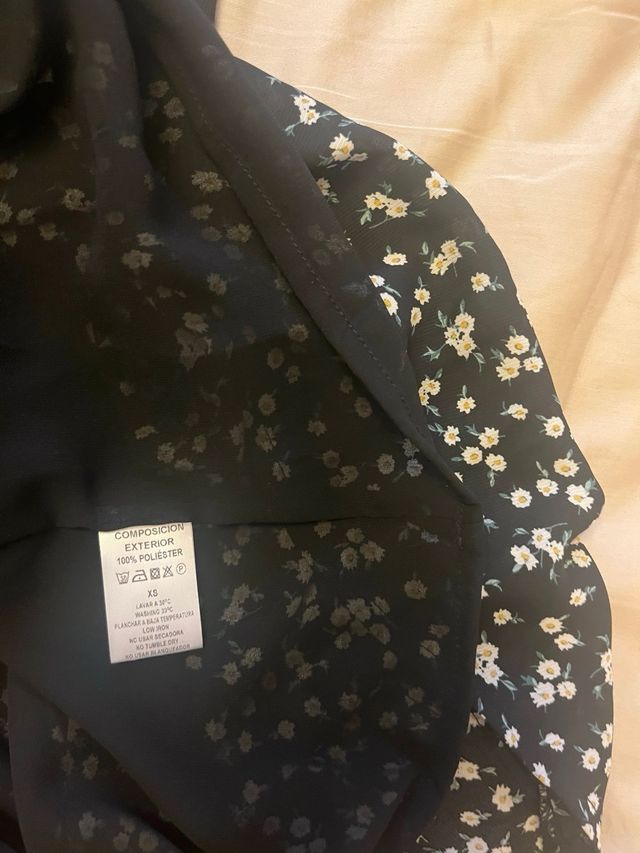 Vestido negro con estampado floral blanco y otros