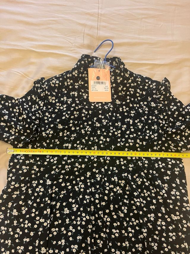 Vestido negro con estampado floral blanco y otros