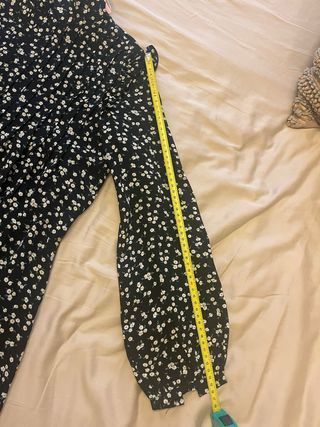 Vestido negro con estampado floral blanco y otros