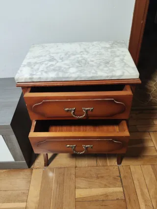 Mesita de noche antigua con mármol