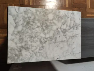 Mesita de noche antigua con mármol