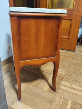 Mesita de noche antigua con mármol