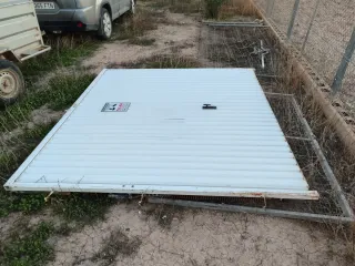 Puerta abatible blanca