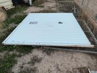 Puerta abatible blanca