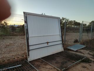 Puerta abatible blanca