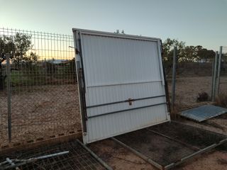 Puerta abatible blanca