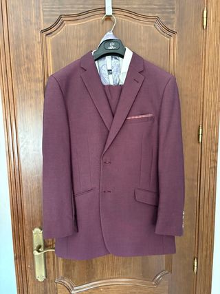 Traje chaqueta burdeos-violeta