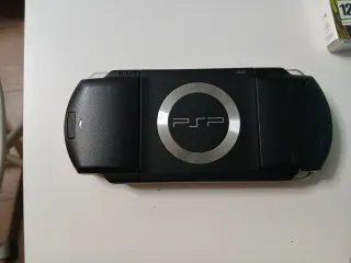 PSP Sony Negra + 6 Juegos