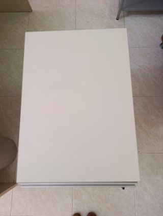 Mesa de oficina y cajonera beige/blanca