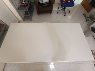 Mesa de oficina y cajonera beige/blanca