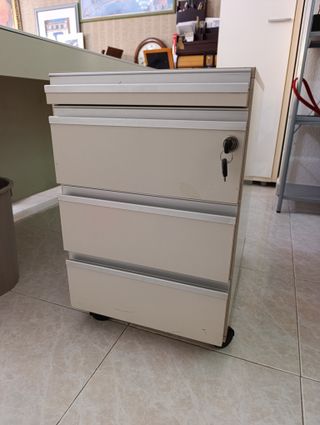 Mesa de oficina y cajonera beige/blanca