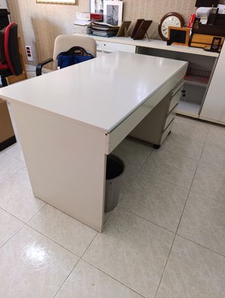 Mesa de oficina y cajonera beige/blanca