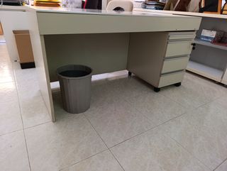 Mesa de oficina y cajonera beige/blanca