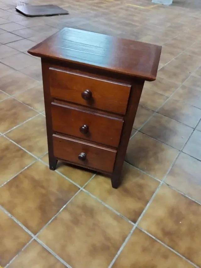 Mesita de noche de madera