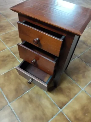 Mesita de noche de madera