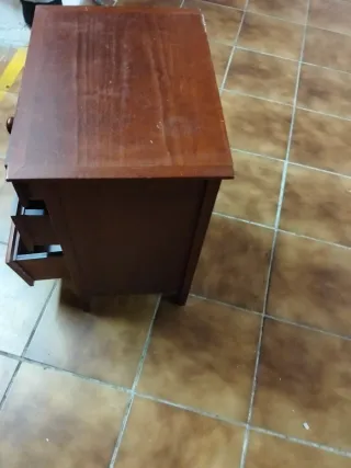 Mesita de noche de madera