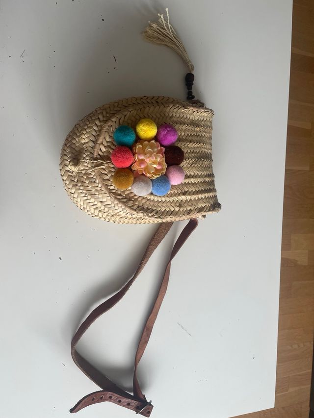 Bolso de paja con pompones y flor