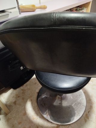 Sillón giratorio negro y plateado