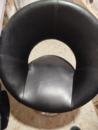 Sillón giratorio negro y plateado
