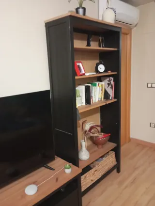 Mueble de salon negro y madera