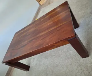 Mesa de madera marrón