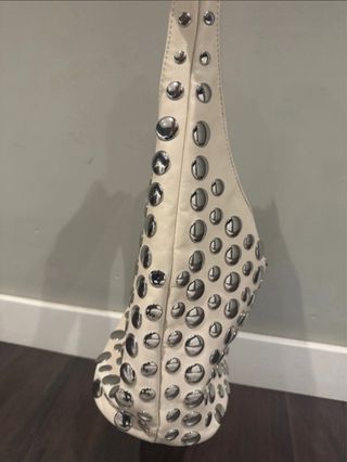 Bolso Beige con Tachas Plateadas