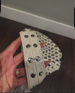 Bolso Beige con Tachas Plateadas