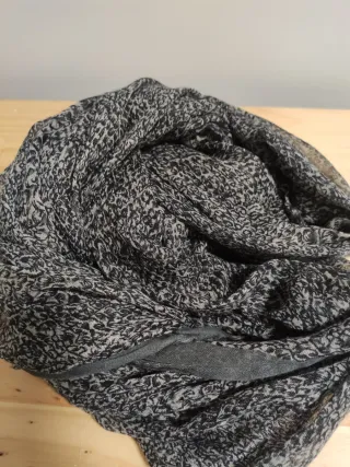 Pañuelo fular estampado floral gris