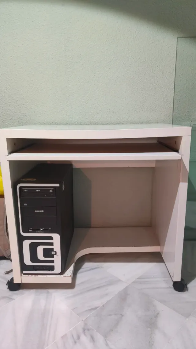 Mesa para ordenador con ruedas