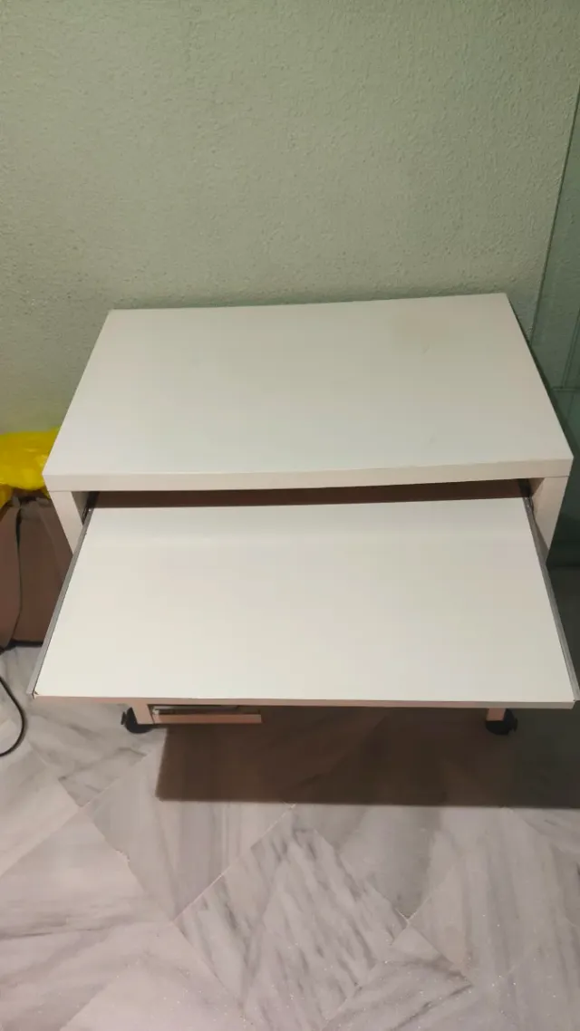 Mesa para ordenador con ruedas