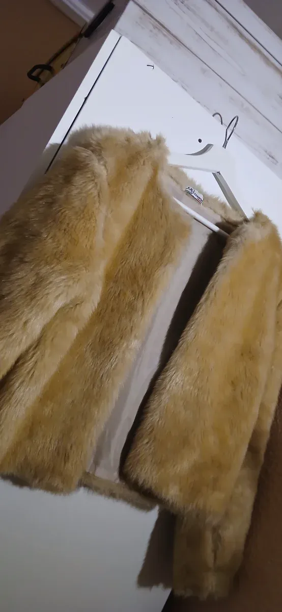 Abrigo corto pelo beige