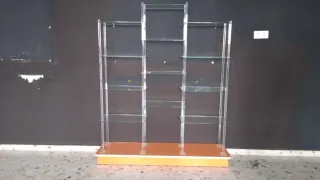 Mueble expositor con estantería de cristal y metac