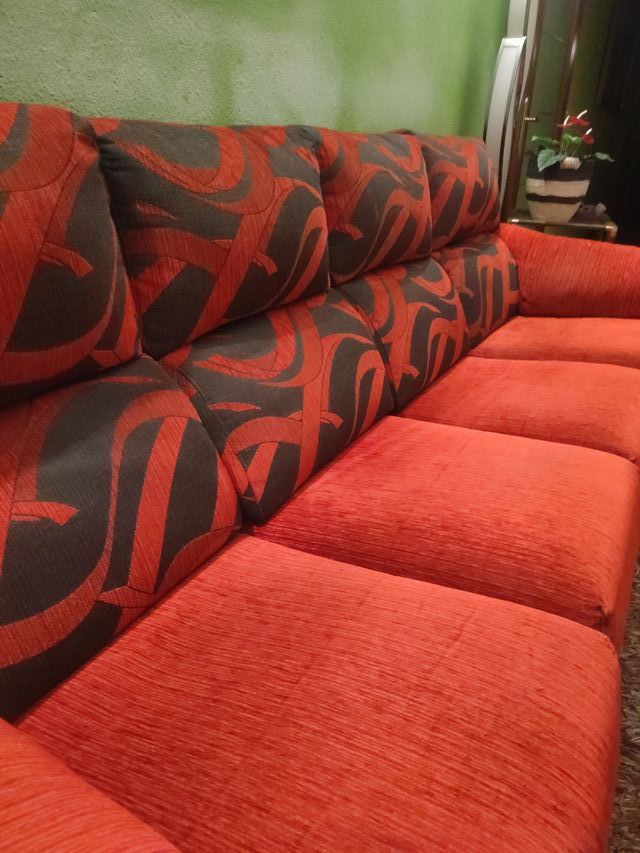 Sofá de tela rojo