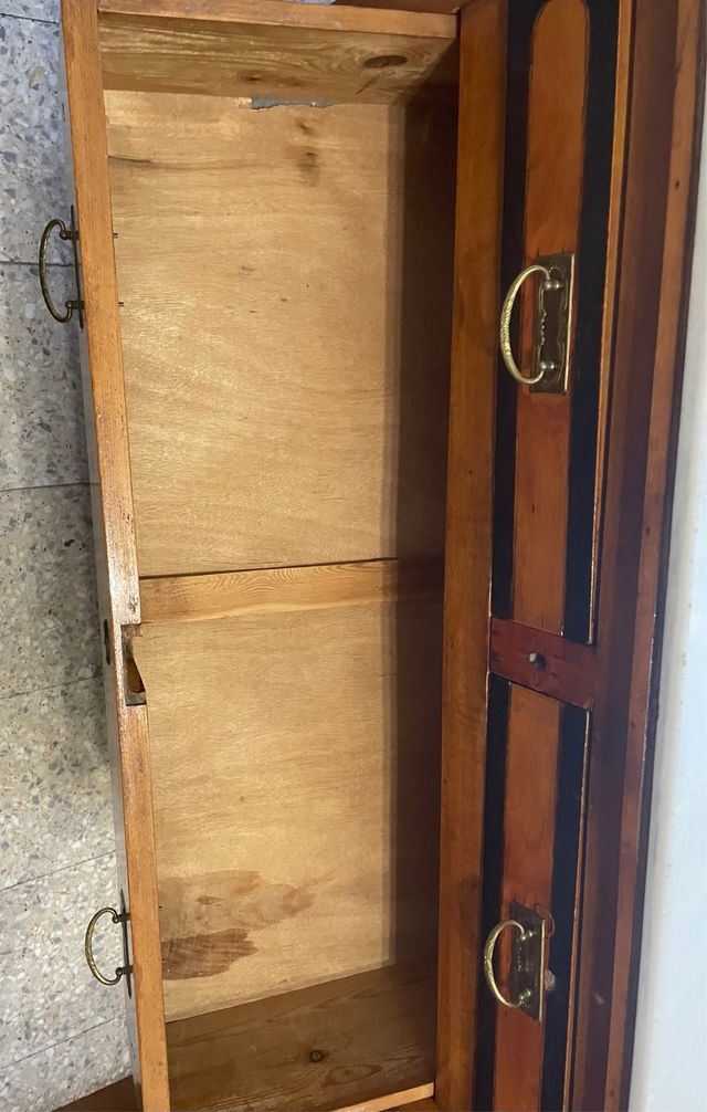 Cajonera antigua de madera con tapa de mármol