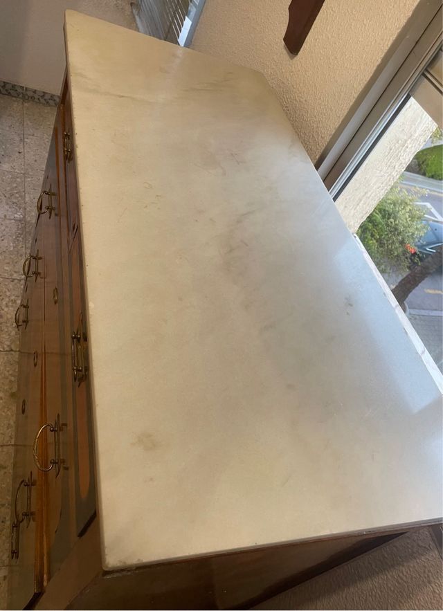 Cajonera antigua de madera con tapa de mármol