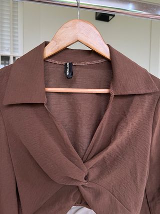 Blusa marrón chocolate lazo en espalda