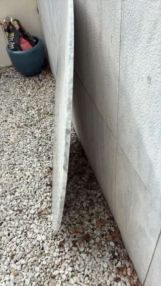 Mesa redonda de mármol.