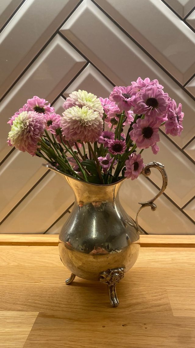 Jarrón de metal plateado