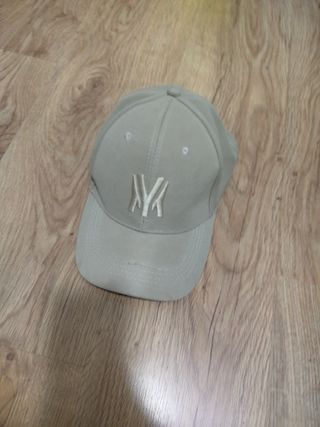 Gorra beige con logo NY