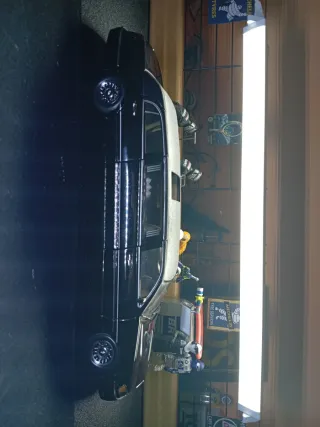 Lincoln Town Car Limusina Sun Star 1/18 Negro