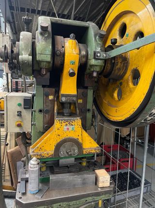 Prensa excéntrica industrial y matrices