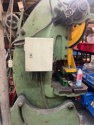 Prensa excéntrica industrial y matrices