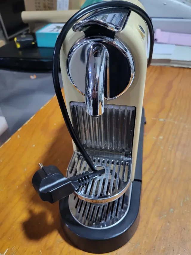 Cafetera Nespresso Beige