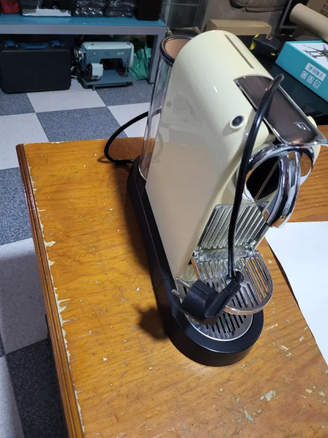 Cafetera Nespresso Beige