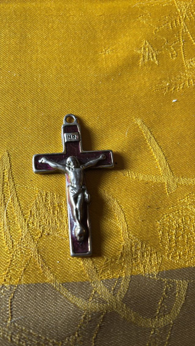 Cruz de plata con Cristo y detalles rojos