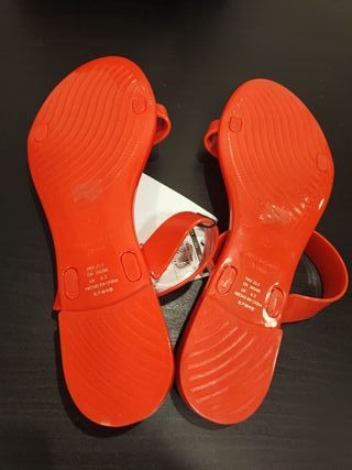 Sandalias Pedro del Hierro goma roja.