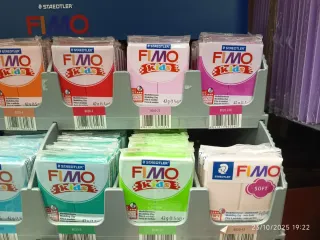 Expositor Fimo Kids lleno + Regalos