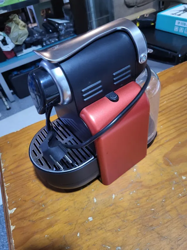 Cafetera Nespresso Roja y Negra