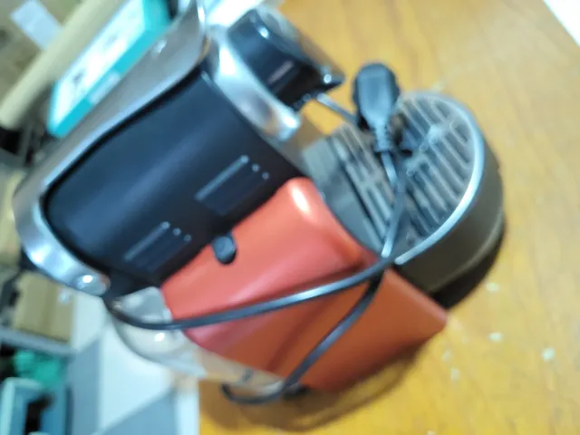 Cafetera Nespresso Roja y Negra