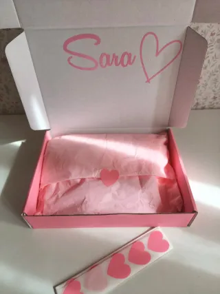 Gargantilla dorada con corazon y empaquetado